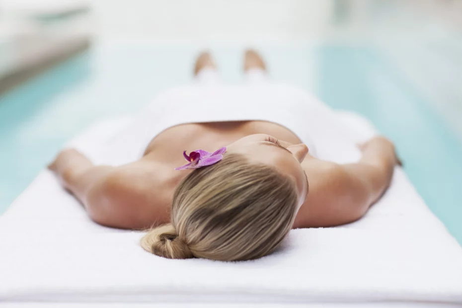 Frau auf einer Liege im SPA eines Wellness Hotels